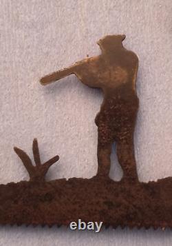 Art populaire ancien. Scie à lame sculptée figurant une scéne de chasse