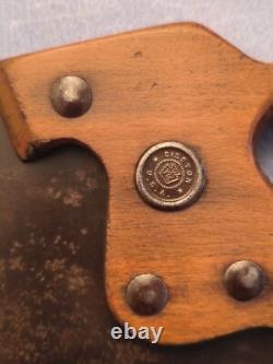 Art populaire ancien. Scie à lame sculptée figurant une scéne de chasse