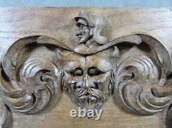 Bas-relief en chêne sculpté de style renaissance à décor de tête de Diable