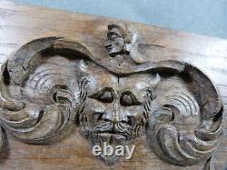 Bas-relief en chêne sculpté de style renaissance à décor de tête de Diable