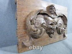 Bas-relief en chêne sculpté de style renaissance à décor de tête de Diable