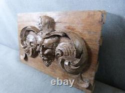 Bas-relief en chêne sculpté de style renaissance à décor de tête de Diable