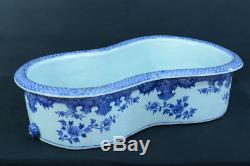 Bidet Porcelaine Blanc Bleu Pivoines Papillons chine China bidet toilet 18thc