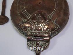 Boîte à chaux pour Bétel avec spatule en cuivre, objet ancien Inde