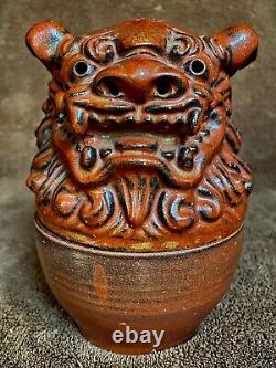 Bouteille en céramique, couvercle en tête de chien de Fô. Chine, 19ème