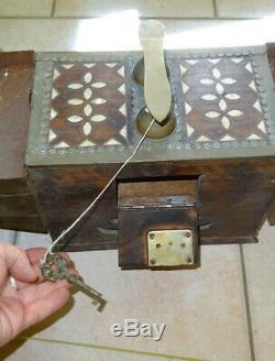 Box, boite Necessaire Cireur de Chaussure ottoman perse cuivre, bois et nacre