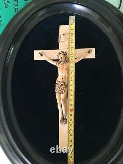 Christ ancien en croix 19ième Napoléon III crucifix sur encadrement d'époque
