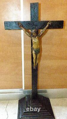 Christ en bois avec polychromies sur croix école espagnol fin 18ème