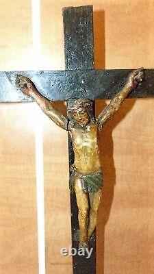 Christ en bois avec polychromies sur croix école espagnol fin 18ème