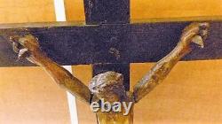 Christ en bois avec polychromies sur croix école espagnol fin 18ème