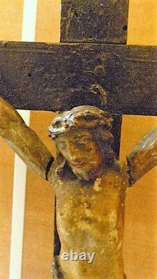Christ en bois avec polychromies sur croix école espagnol fin 18ème