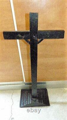 Christ en bois avec polychromies sur croix école espagnol fin 18ème