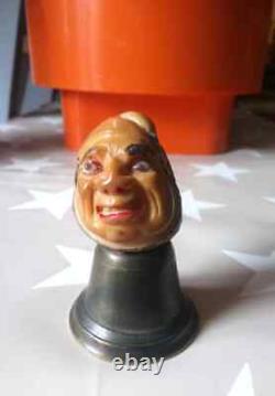 Cloche avec tête sculptée dans une noix de corozo