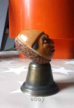 Cloche avec tête sculptée dans une noix de corozo