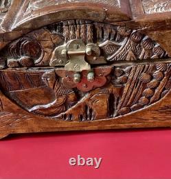 Coffre Entièrement Sculpté Ancien En Camphrier XIX Ème Siècle