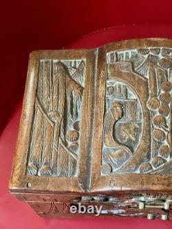 Coffre Entièrement Sculpté Ancien En Camphrier XIX Ème Siècle