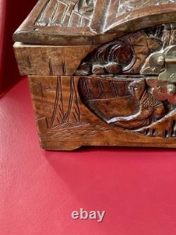 Coffre Entièrement Sculpté Ancien En Camphrier XIX Ème Siècle