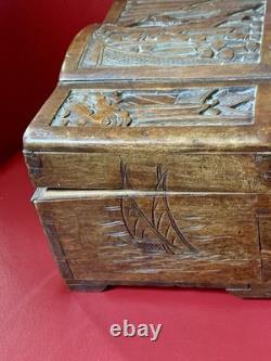 Coffre Entièrement Sculpté Ancien En Camphrier XIX Ème Siècle