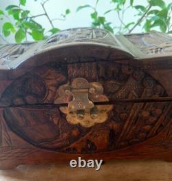 Coffre Entièrement Sculpté Ancien En Camphrier XIX Ème Siècle