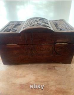 Coffre Entièrement Sculpté Ancien En Camphrier XIX Ème Siècle