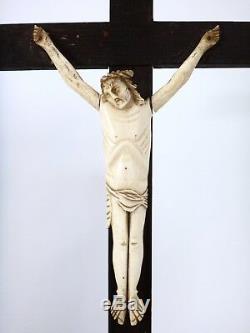 Crucifix JANSENITE en bois Christ en os XVIIIeme
