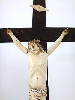 Crucifix JANSENITE en bois Christ en os XVIIIeme