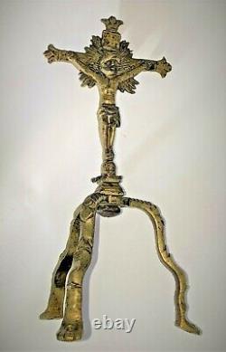 Curieux petit christ d'autel double face en bronze ciselé. Début 17ème siècle