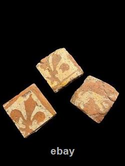 Dalles de pavement médiévales haute époque lys (XIIIe/XIVe) en terre cuite
