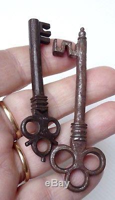 Deux clés Renaissance, fer travaillé, XVI-XVIIe, bon état