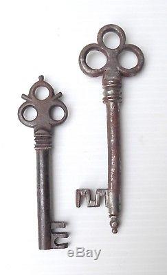 Deux clés Renaissance, fer travaillé, XVI-XVIIe, bon état