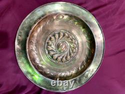 Élégant plat à offrandes en cuivre / laiton, orné d'un décor finement