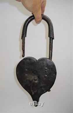 Énorme cadenas 18ème en fer forgé avec sa clé en forme de coeur Padlock