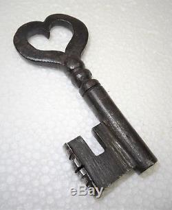 Énorme cadenas 18ème en fer forgé avec sa clé en forme de coeur Padlock