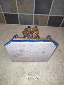 Etagère d'applique en faience XIXème Personnage, anthropomorphe