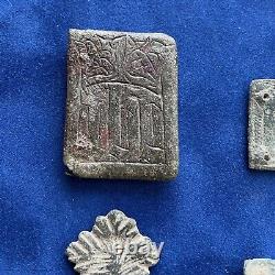 Ferrets de ceinture médiévaux aux lettres gothiques (IHC couronné) XIVe/XVe