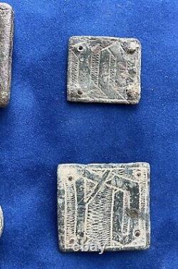 Ferrets de ceinture médiévaux aux lettres gothiques (IHC couronné) XIVe/XVe