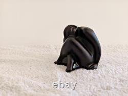 Figurine Nabhi Lalique France Sculpture femme nue accroupie Verre noir tor