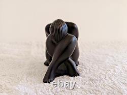 Figurine Nabhi Lalique France Sculpture femme nue accroupie Verre noir tor