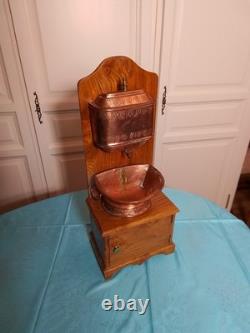 Fontaine Et Son Bassin Miniatures En Cuivre, Fixes Sur Un Meuble Support