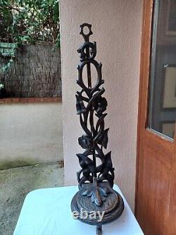 ForêtNoire Abreuvoir a chien bois sculpté travail Forêt Noire hauteur 100 cm