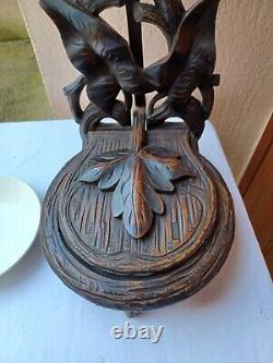 ForêtNoire Abreuvoir a chien bois sculpté travail Forêt Noire hauteur 100 cm