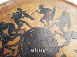 GRAND PLAT EN BOIS GRAVÉ AFRICANISTE époque ART DÉCO à décor de guerriers