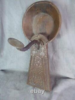 GRATTOIR A NOIX-DE-COCO en bois sculpté et fer forgé. XIXème