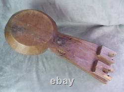 GRATTOIR A NOIX-DE-COCO en bois sculpté et fer forgé. XIXème