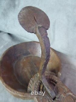 GRATTOIR A NOIX-DE-COCO en bois sculpté et fer forgé. XIXème