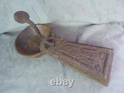 GRATTOIR A NOIX-DE-COCO en bois sculpté et fer forgé. XIXème