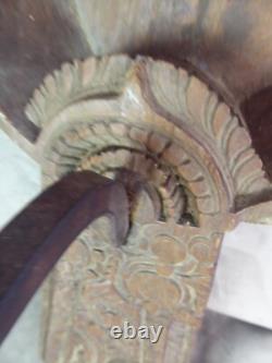 GRATTOIR A NOIX-DE-COCO en bois sculpté et fer forgé. XIXème