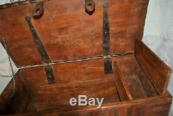 Grand coffre ancien en bois et métal