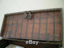 Grand coffre ancien en bois recouvert de metal repoussé