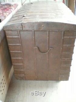 Grand coffre ancien en bois recouvert de metal repoussé